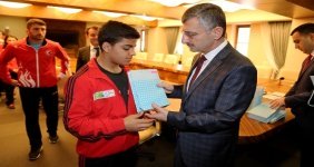 turkiye-sampiyonalarinda-dereceye-giren-rizeli-sporculari-makaminda-kabul-etti