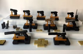 istanbul-da-bir-muzisyenin-evinde-silahlar-ele-gecirildi