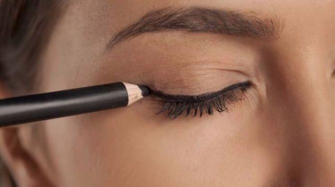 Gözlerinize eyeliner çekerken buna dikkat edin!