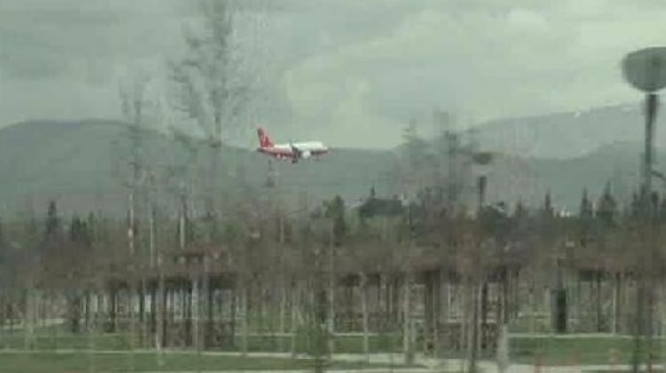 Konya’da Erdoğan’ın uçağına yakın takip!