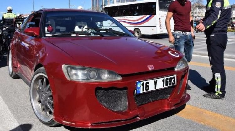 Polisten Amerikan pres plaka uygulaması