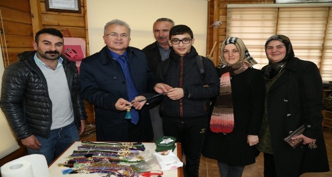 Başkan Kasap’a yaptığı tespihi hediye etti