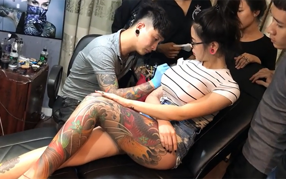 Dövme yaptıran kadının silikonları patlayınca..