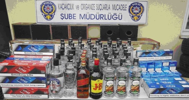 Kamyonetin gizli bölmelerinde kaçak sigara yakalandı