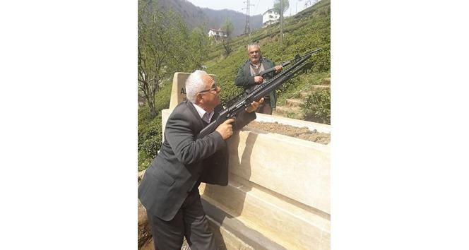 Mezarlıkta tüfekle ayı nöbeti tutuyorlar