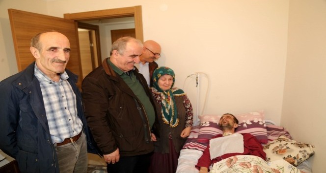 Yangında iki oğlu ölen bir oğlu sakat kalan anneyi unutmadılar