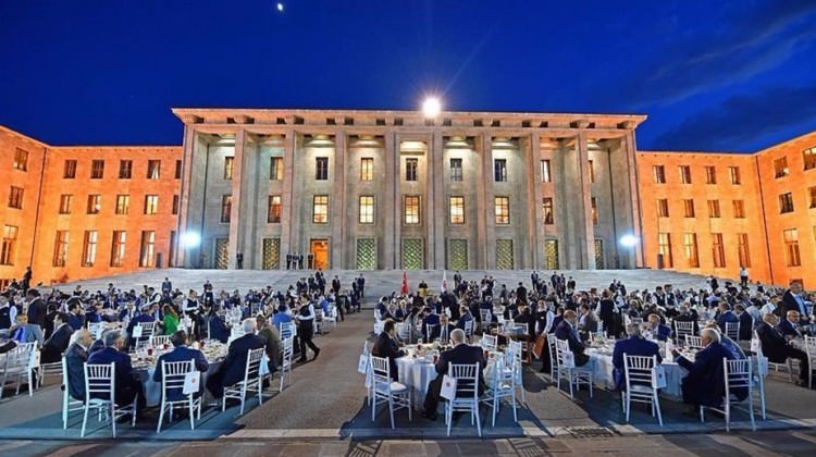 kahraman-in-iftar-davetinde-yeni-bina-detayi