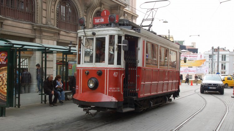 taksim-tunel-tramvayi-icin-kaucuk-raylar-doseniyor