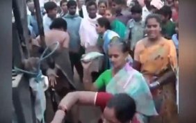 kadinlar-tecavuzculeri-cirilciplak-soyup-boyle-dovdu