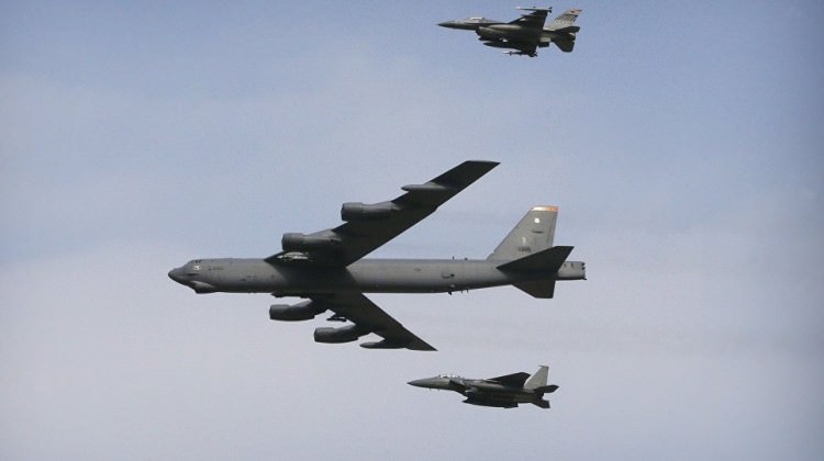 ABD İngiltere’ye stratejik savaş uçağı gönderiyor