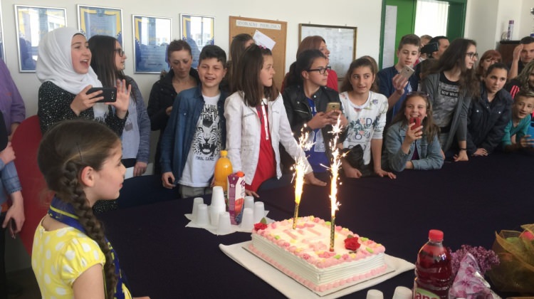 Bosnalı çocuk hayranları Elif ile buluştu