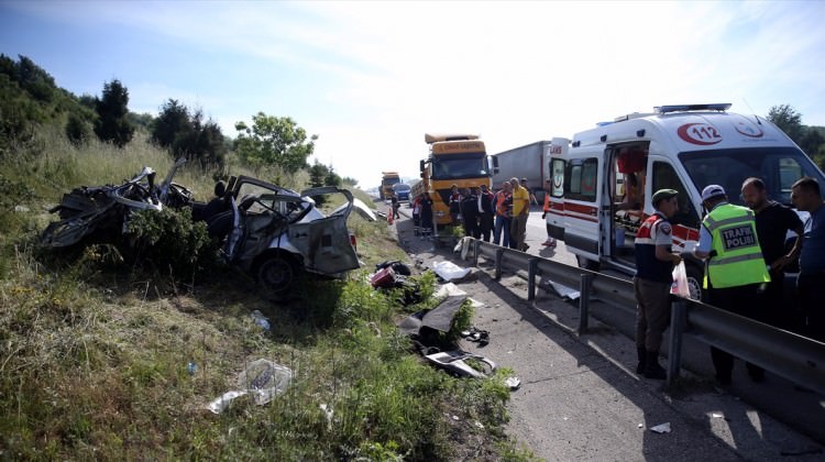 Otomobil, emniyet şeridindeki TIR’a çarptı: 4 ölü