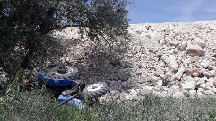 Traktörünün altında kalan çiftçi öldü