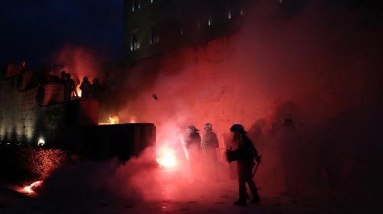 Yunanistan karıştı! Nöbetçi kulesini yaktılar