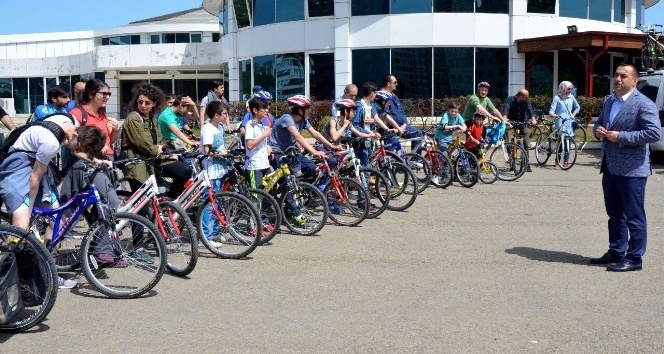 Bisikletini alan bu şölene koştu