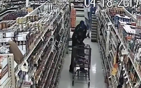 Bütün reyonu pantolonunun içine soktu