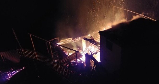 Rize çayelinde yangın… 3 ahşap ev kullanılmaz hale geldi