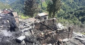 rize-cayeli-ndeki-yanginda-150-yillik-tarihi-3-ev-kul-oldu