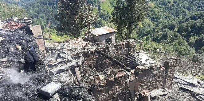 Rize Çayeli’ndeki yangında 150 yıllık tarihi 3 ev kül oldu