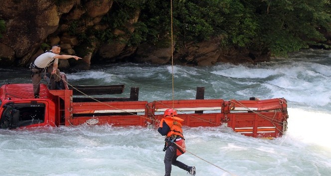 babasindan-habersiz-aldigi-kamyonetle-dereye-uctu