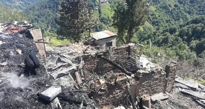 Rize Çayeli’ndeki yangında 150 yıllık tarihi 3 ev kül oldu