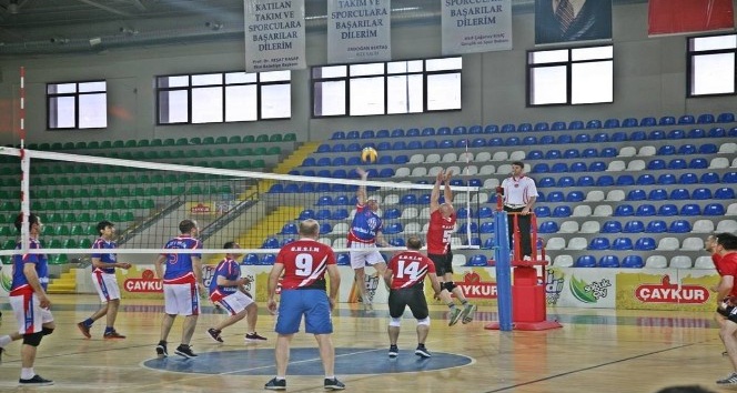 Rize’de kurumlararası voleybol turnuvasının galibi hem kadınlarda hem erkeklerde Milli Eğitim İl Müdürlüğü oldu