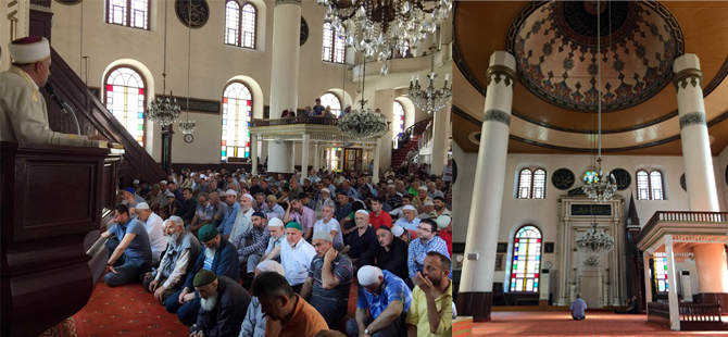 Rize’de Eski Orta Cami’de Son Cuma