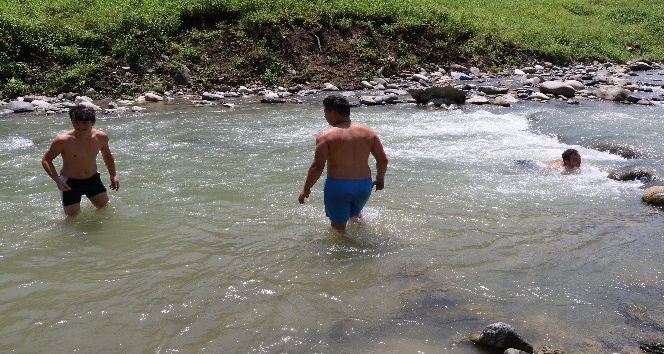 Sıcaktan bunalan Rizeliler derelere akın etti