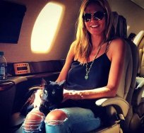 Geceye damga vuran dekolte