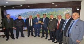 baskan-esmen-e-muhtarlardan-tesekkur-plaketi