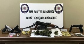 Rize'de polisin şok uygulamasında bir kaleşnikof marka tüfek ile 'F' serisi 1 dolarlık banknot yakalandı