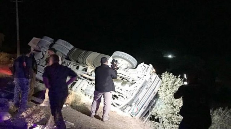 Irak’a yardım malzemesi taşıyan AFAD tırı devrildi