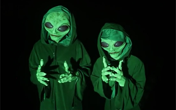 Arkadaşa yapılan acımasız uzaylı şakası