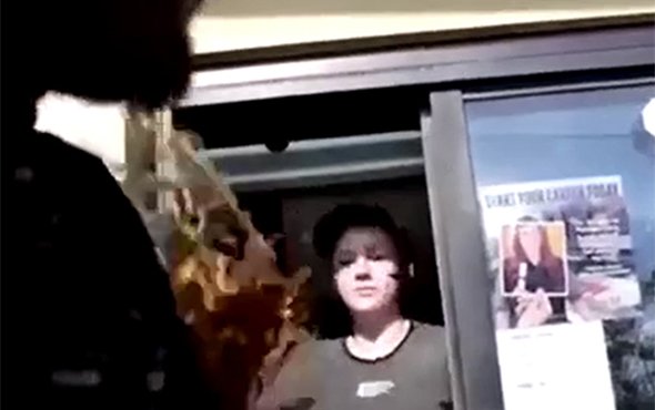 Kamyon kornası şakası yapınca dersini aldı!