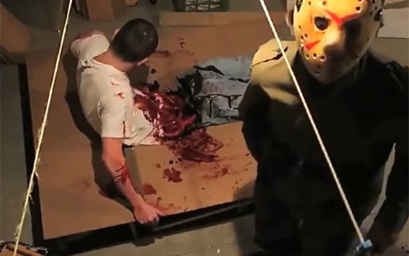 Korkudan çatıdan atlatan şaka