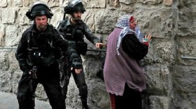 Erdoğan posteri taşıyan kadına saldırdılar