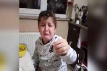 Aldığı hediyeyi beğenmeyen çocuk izleyenleri güldürdü