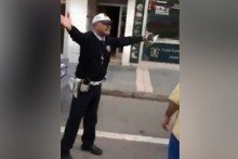 Ceza yazarken şarkı söyleyen trafik polisi!