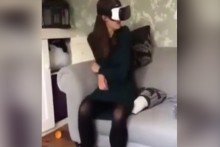 Genç kızın sanal gerçeklik gözlüğü ile imtihanı