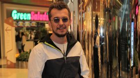 Hem dinleniyor hem senaryo okuyor