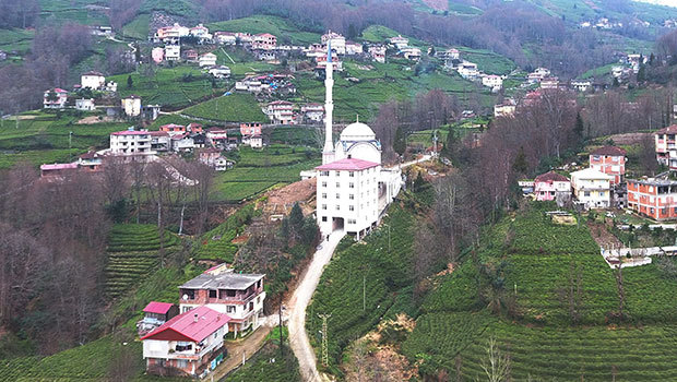 Rize Derepazarın 'da Şaşkına çeviren yol...