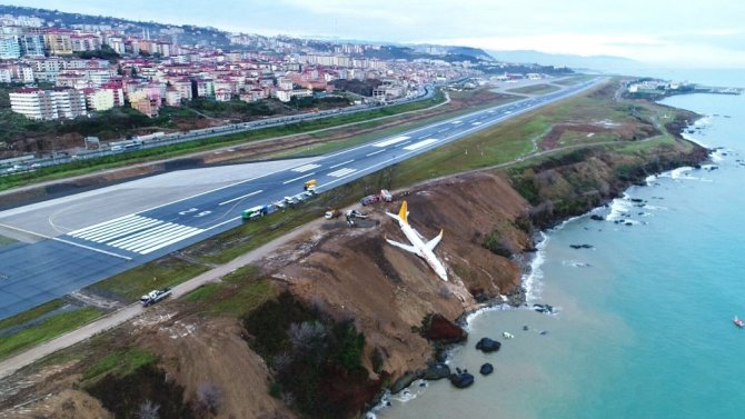 Trabzon Havalimanı Yeniden Trafiğine Açıldı