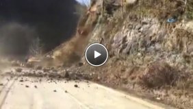 Rize de Yamaçtaki Kaya Parçasının Yola Düşmesi Saniye Saniye Kameralara Yansıdı