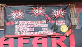 Petshop a Asılan Sevgililer Günü Kampanya Afişi Görenleri Hayrete Düşürdü