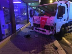 Çöp Kamyonu Park Halindeki 2 Araca Çarparak Durabildi