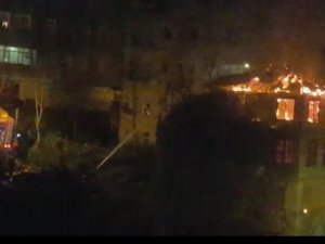 Rize’de Çıkan Yangında 3 Katlı Ahşap Ev Kül Oldu