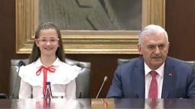 Başbakan Yıldırım'ın koltuğuna 11 yaşındaki Esma oturdu