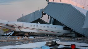 Fırtınayla havalimanında hangar çöktü