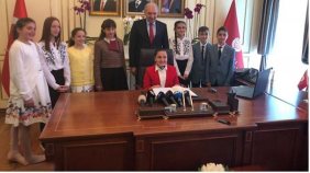 İBB Başkanı Uysal koltuğunu küçük öğrenciye devretti