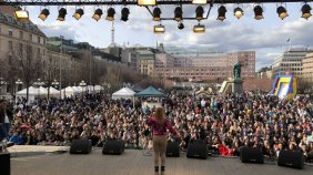 İsveç Krallığı'nın bahçesinde konser verdi